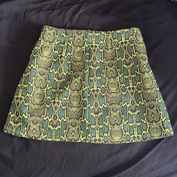 2019 Hot Topic Green Snake Pattern Zip Up Skirt - Picture 4 of 10